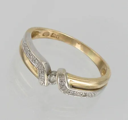 Timanttisormus 1xn.0.04ct 6xn.0.005ct, koko 18½, 585, paino 2,9g Paino: 2,9 g