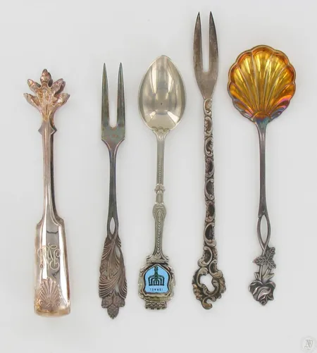 Viisi aterinta, sokeripihdit kaiverrettu, Israel lusikka metallia, 813-830 paino 56,5g Paino: 56,5 g