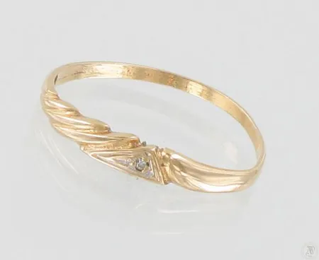 Viallinen sormus timantilla 1xn.0.005ct, 585, paino 0,7g Paino: 0,7 g