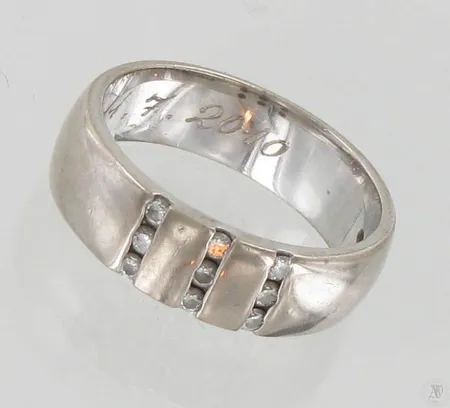 Timanttisormus 9xn.0.01ct, kaiverrettu, koko 17, 750 valkokulta, paino 2,4g Paino: 2,4 g