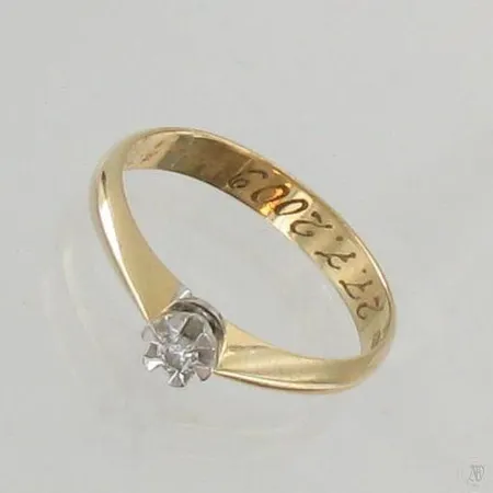 Timanttisormus 1xn.0.04ct, kaiverrettu, koko 18½, 585, paino 2,8g Paino: 2,8 g