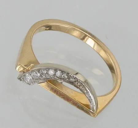 Timanttisormus 7xn.0.005-0.03ct, koko 17½, 585, paino 3,6g Paino: 3,6 g