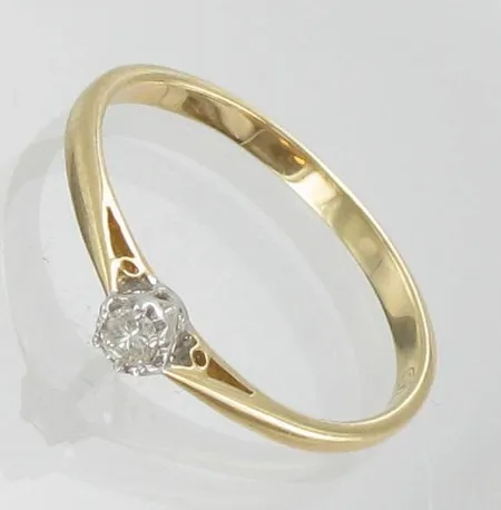 Timanttisormus 1xn.0.04ct, koko 16½, runko hieman vääntynyt, 585, paino 1,3g Paino: 1,3 g