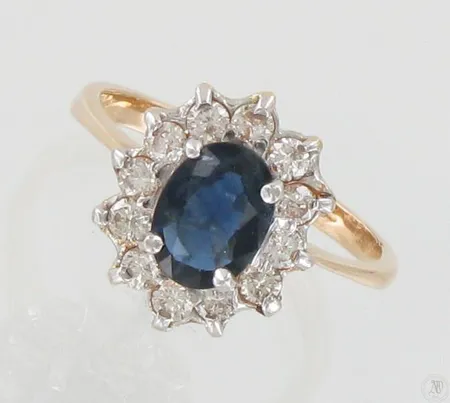 Sinisafiirisormus timanteilla 12xn.0.05ct, koko 18, 585br kelta- ja valkokulta, paino 3,4g Paino: 3,4 g