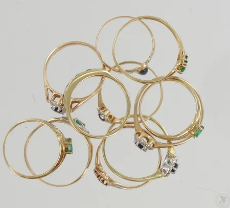 11 Kpl sinisafiiri ja smaragdisormuksia timanteilla 40xn.0.005ct, 585br, paino 15,5g Paino: 15,5 g
