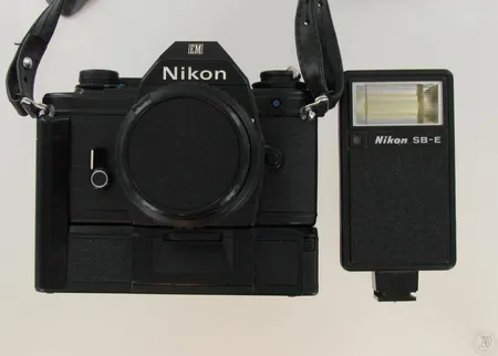 Filmikamera Nikon, objektiivi Nikon Lens Series E 50mm 1:1.8 1421279 ja salama Nikon SB-E.