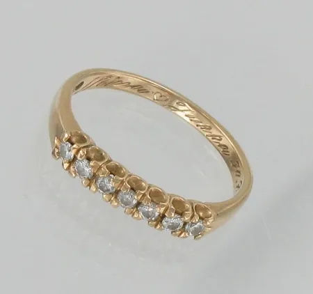 Timanttisormus 7xn.0.02ct, kaiverrettu, koko 17½, 585, paino 2,4g Paino: 2,4 g