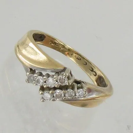 Timanttisormus 8xn.0.03ct, kaiverrettu, koko 15¼, 585, paino 2,4g Paino: 2,4 g
