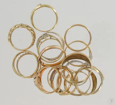 19 timanttisormusta 75xn.0.005ct 10xn.0.02ct, yhdessä kaiverrus, 585, paino 36,7g Paino: 36,7 g