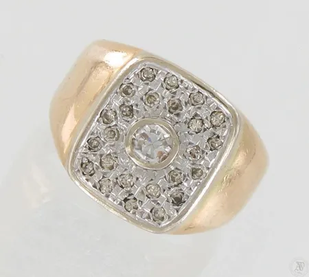 Timanttikantasormus 1xn.0.28ct (kivessä pieni pintanaarmu) 24xn.0.01ct, koko 20¾, 585 kelta- ja valkokulta, paino 17,8g Paino: 17,8 g