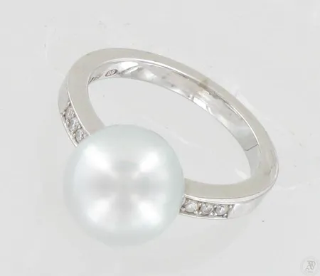 Helmisormus timanteilla 6xn.0.02ct, helmen Ø 10mm, koko 17½, 750 valkokulta, paino 6,4g Paino: 6,4 g