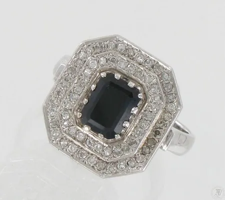 Sinisafiirisormus timanteilla 64xn.0.005ct, koko 19½, 585br valkokulta, paino 9,1g Paino: 9,1 g