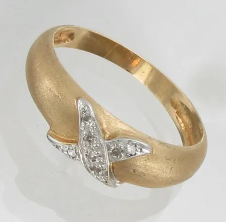 Timanttisormus 9xn.0.005ct, koko 17½, 585, paino 2,8g Paino: 2,8 g