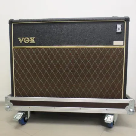 Kitarakombo VOX ac30cc2x, virtajohto ja räkki. Nouto ainoastaan myymälästä.
