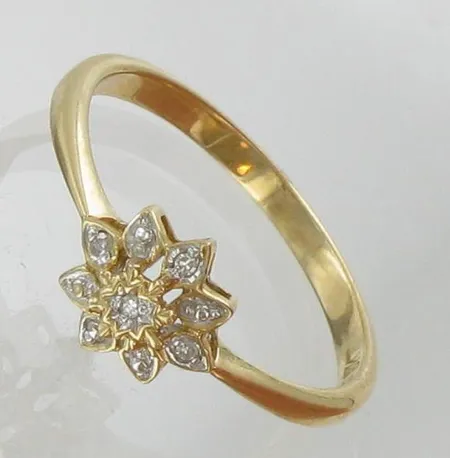 Timanttisormus 5xn.0.005ct, koko 17¼, 585, paino 1,8g Paino: 1,8 g