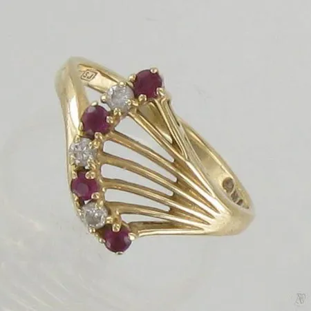 Kivisormus timanteilla 3xn.0.03ct, käytön jälkiä, koko 16½, 585br, paino 2,3g Paino: 2,3 g