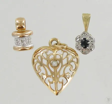 Kolme timanttiriipusta 1xn.0.02ct ja 9xn.0.01ct, 585br, paino 4,2g Paino: 4,2 g