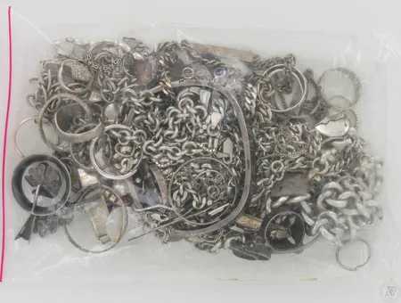 Erä hopeakoruja, osa viallisia ja kaiverrettuja, 813br, paino 443,7g Paino: 443,7 g