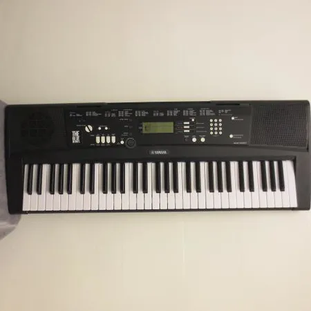Kosketinsoitin Yamaha EZ220 ja pehmeä laukku.