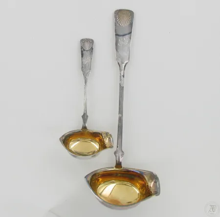 Kaksi kauhaa, Musla, kaiverrettuja, 830, paino 134,0g Paino: 134   g