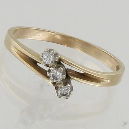 Timanttisormus 3xn.0.03ct, 585,koko 17½ paino 2,3g Paino: 2,3 g