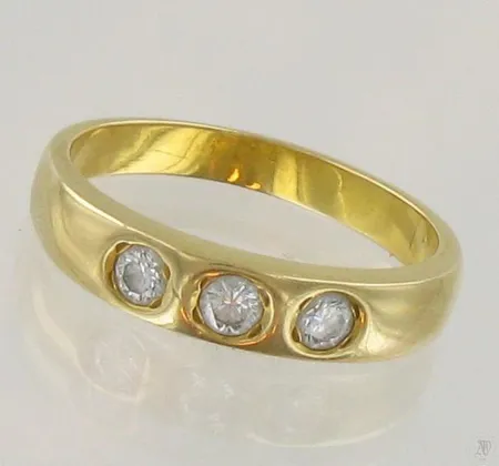 Timanttisormus 2xn.0.10ct ja 1xn.0.12ct, koko 18½,  750, paino 5,7g Paino: 5,7 g