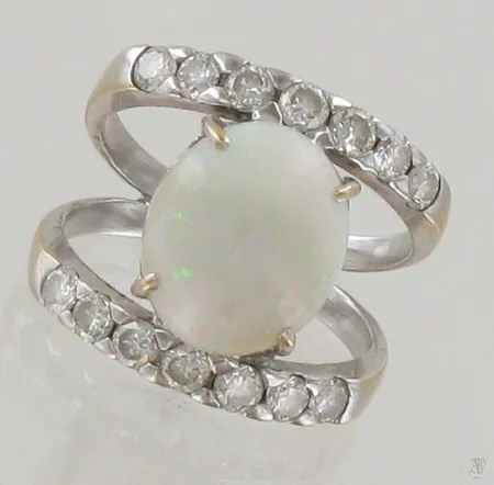 Opaalisormus timanteilla 14xn.0.05ct opaalin koko 12x10x4, koko 17, 750br, paino 5,9g Paino: 5,9 g