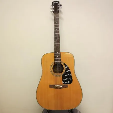 Akustinen kitara Fender DG-3, kaulan ja kaikukopan välinen laukkaus lohjennut, pehmeä laukku