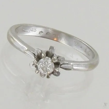 Timanttisormus 1xn.0.16ct, kaiverrettu, koko 17½, paino 3,3g, 750 valkokultaa Paino: 3,3 g