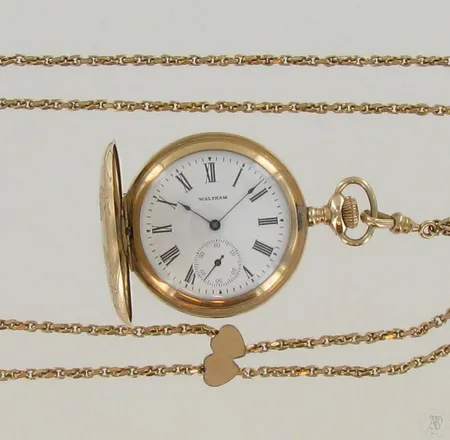 Kuvioitu taskukello, American Waltham Watch Co, kullattu, Ø 41mm, kellonperän pituus 120cm