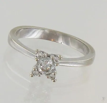 Timanttisormus 1xn.0.23ct, koko 16½, 585 valkokulta, paino 2,6g Paino: 2,6 g