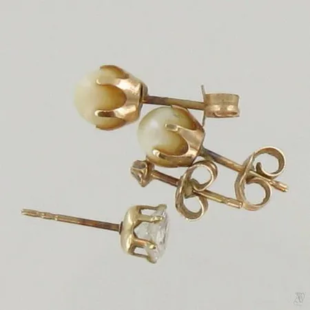 Helmikorvakorut vialliset, kivikorvakoru tausta puuttuu, timanttikorvakoru 1xn.0.005ct, 585br, paino 1,4g Paino: 1,4 g