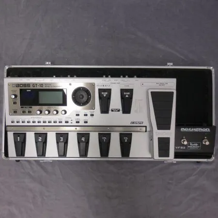 Multiefektilaite Boss GT10, footswitch Rocktron kanavanvaihtaja double VFS2, kova laukku