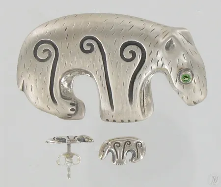 Turmaliinirintakoru ja korvakorut Kalevala Koru, Karhu, rintakorun leveys 50mm, korvakorujen korkeus 8mm, 925br, paino 19,3g Paino: 19,3 g