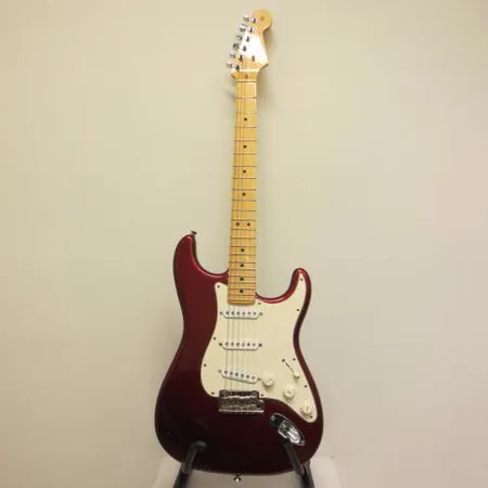 Fender Stratocaster, Original Corona Body, made in U.S.A, sarjanumero Z9426456, pieniä lommoja, kovassa laukussa, mukana vaihtomikkejä. Nouto ainoastaan myymälästä.