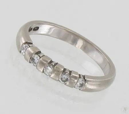 Timanttisormus 5xn.0.04ct, koko 16½, 750 valkokulta, paino 3,3g Paino: 3,3 g