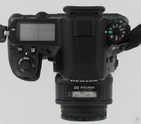 Kamerarunko Pentax K-7, objektiivi Pentax SMC-FA 50mm F1,4 ja kamerajalusta Manfrotto Compact Advanced. Laukussa mukana ohjekirja, laturi ja USB-johto. Jalustassa takuu voimassa 17.11.2016 asti.