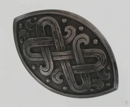 Rintakoru, leveys 55mm, vuodelta 1944, 813, paino 22,5g Paino: 22,5 g