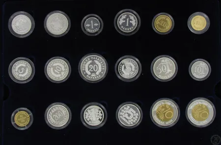 Rahareplikasarja Suomen Markan Historia 1864-2001, laatikko ja todistukset, 925, rahareplikoiden yhteispaino 267,9g Paino: 267,9 g