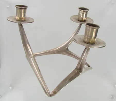 Kynttelikkö, design Anna Greta Eker, Auran Kultaseppä, Turku 1967, 813, paino 182,7g Paino: 182,7 g