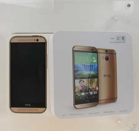 Älypuhelin HTC One M8, takuu voimassa 09.05.2016 saakka, mukana suojakuori, virtajohto, kuitti ja laatikko.