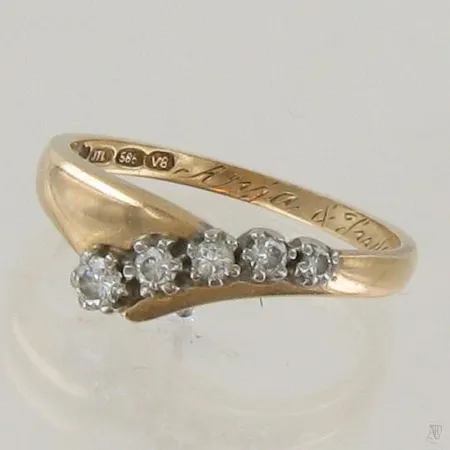 Timanttisormus 1xn.0.07ct 1xn.0.04ct 3xn.0.02-0.03ct, kaiverrettu, koko 17½, 585, paino 2,4g Paino: 2,4 g