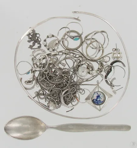 Viallisia hopeakoruja, kahvilusikka, kaiverrettu, 916-925br, paino 131,7g Paino: 131,7 g