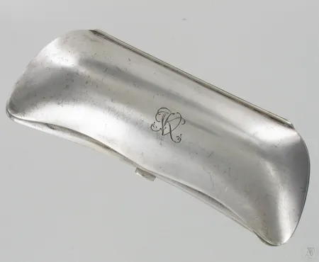 Silmälasikotelo, kaiverrettu, Kultakeskus, vuodelta 1954, 813, paino 139g Paino: 135   g