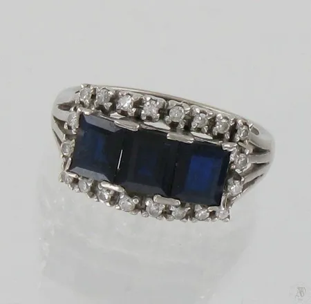 Sinisafiirisormus timanteilla 20xn.0.005ct, kahdessa timantissa lohkeama, koko 16½, 750br valkokultaa, paino 5,2g Paino: 5,2 g