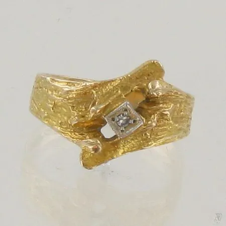 Timanttisormus 1xn.0.01ct, kaiverrettu, koko 16½, Kultakeskus Oy, 1976, 750 kelta- ja valkokulta, paino 3,7g Paino: 3,7 g