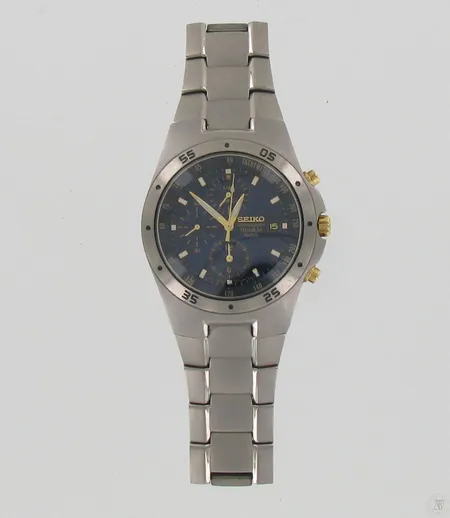 Miesten titaniumrannekello Seiko Chronograph Titanium 100m, ei käy, taulun Ø 33mm, hihnan pituus 230mm ja laatikko.