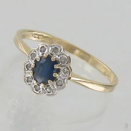 Sinisafiirisormus timanteilla 10xn.0.005ct, koko18¼, 585br, paino 2,1g Paino: 2,1 g