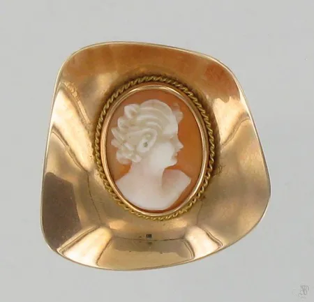 Camerintakoru, koko 30X30mm, valmistettu 1953, 585br, paino 3,8g Paino: 3,8 g