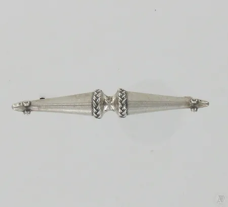 Rintakoru, Hirvenpää Kalevala Koru, leveys 85mm, 925, paino 17,4 Paino: 17,4 g